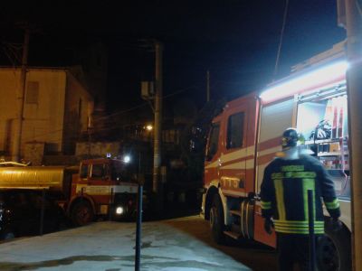 Incendio di un deposito in località Valle della frazione Alessia
