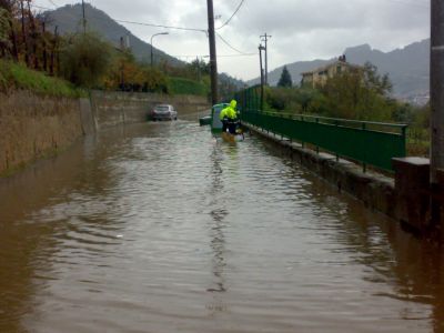 Interventi della Protezione Civile sul territorio in soccorso della popolazione delle frazioni alte della citt&agrave;.