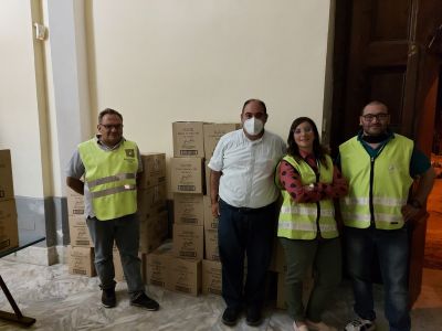Consegna pacchi alimentari alla parrocchia di Sant'Arcangelo