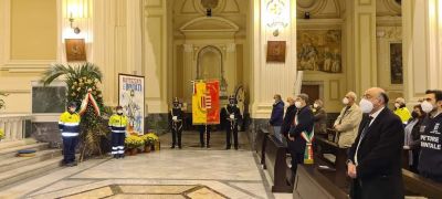 Cerimonia commemorativa per le vittime del terremoto del 1980.
