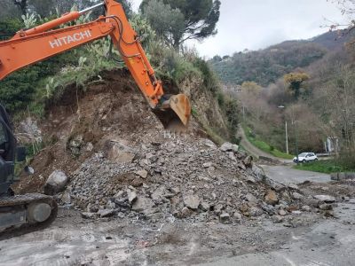 Frana alla Petrellosa inizio rimozione detriti.