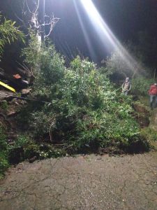 Smottamento alla localit&agrave; Breccelle nei pressi del Parco Diecimare poco prima delle 21.00.