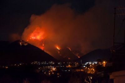 Incendio a Diecimare, in corso le operazioni di spegnimento.