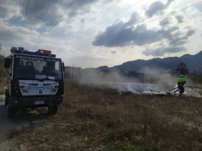 Incendio all'ex campo container di Pregato.