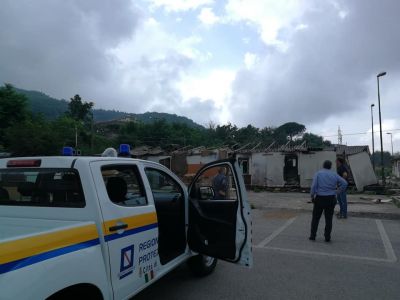 Incendiato un prefabbricato nella frazione San Pietro. NESSUN PERICOLO