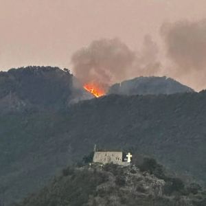 Ancora incendi sulle montagne della citt&agrave; di Cava de'Tirreni